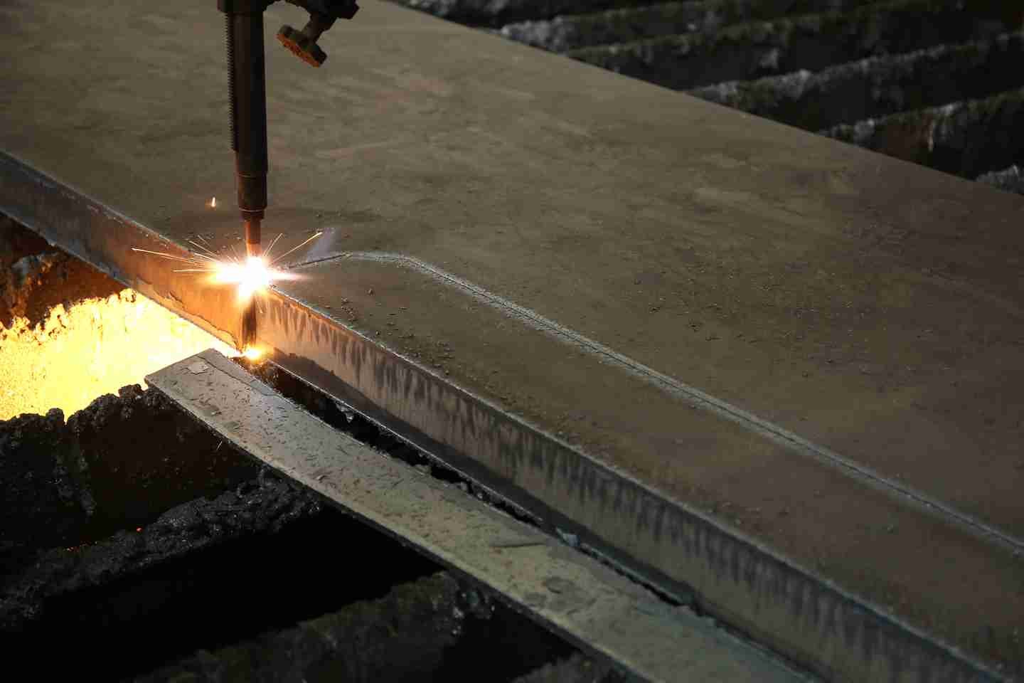 Laser do plasma da peça da máquina que corta a placa de aço para a maquinaria do revestimento de metal