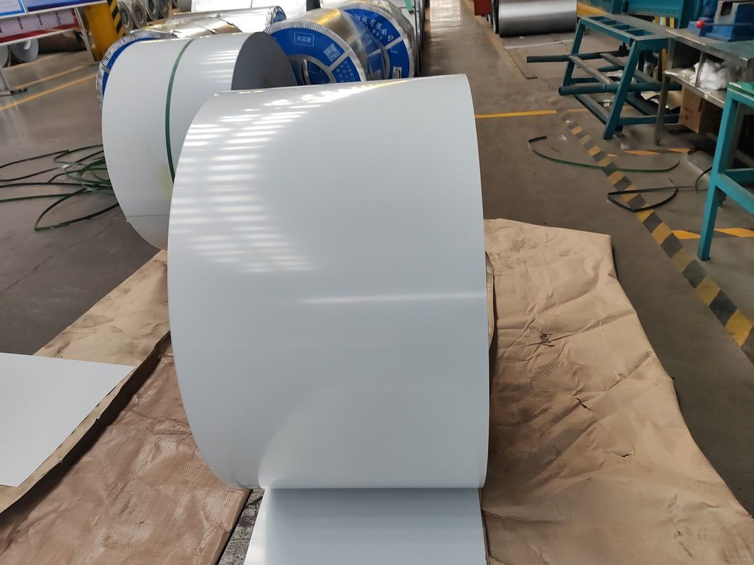 Bobina de Aço Pré-Pintada 2/1 com Tinta Traseira de 5–15 µm e Largura de 700–1250 mm para Telhados e Fabricação de Painéis