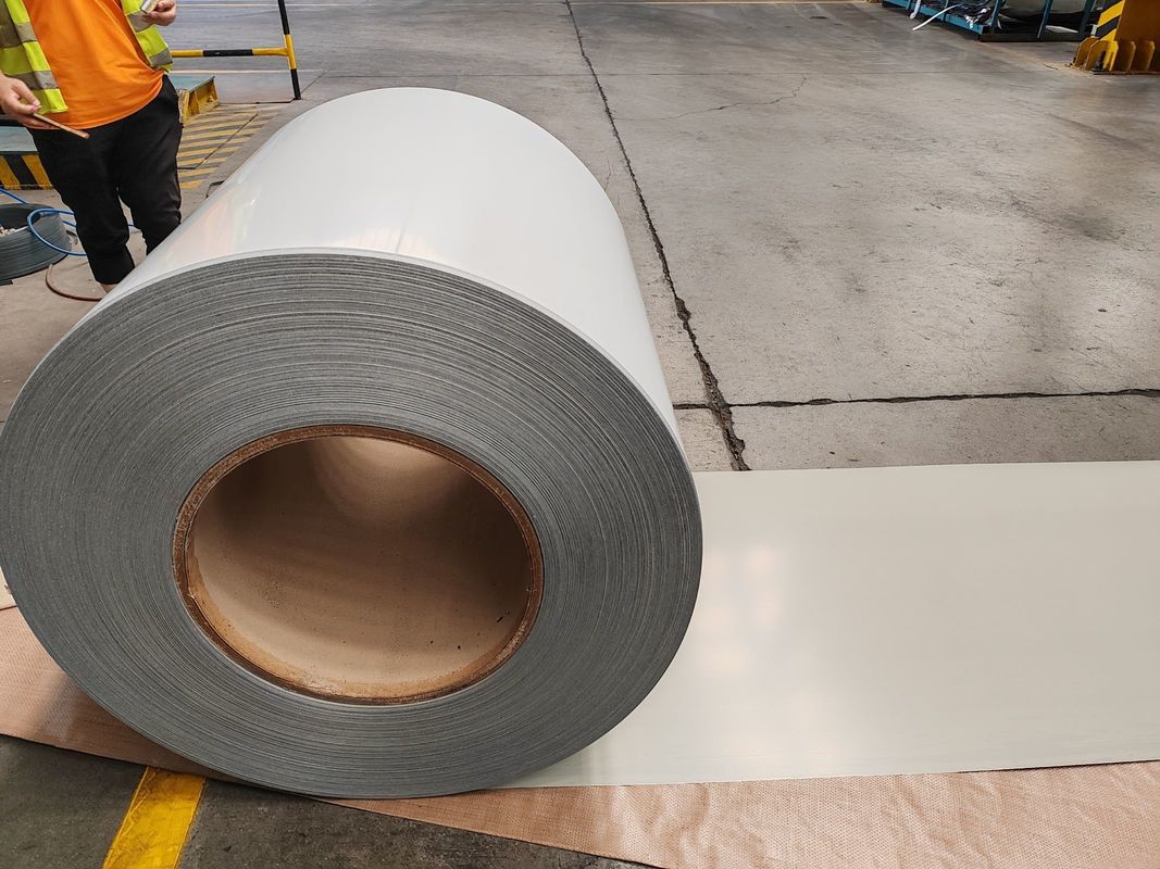 Bobina de Aço Pré-Pintada 2/1 com Tinta Traseira de 5–15 µm e Largura de 700–1250 mm para Telhados e Fabricação de Painéis