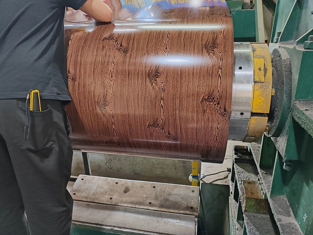 Bobina de Aço Pré-Pintada PVDF 700–1250mm de Largura com Tensão de Escoamento de 180–320MPa para Painéis de Construção e Revestimento Exterior