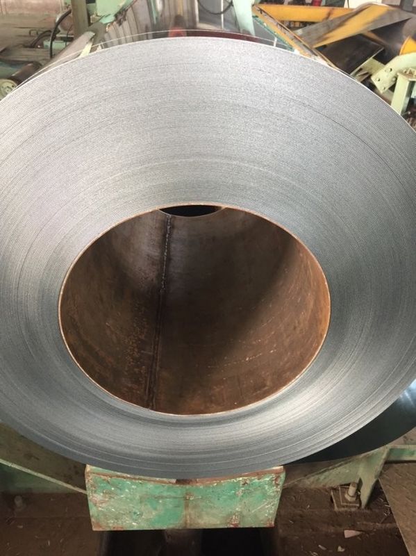SGCC 0,35 mm Regular Spangle Hot Dip Galvanized Steel Coil com 600 ∼ 1250 mm de largura para telhado, painéis de eletrodomésticos e processamento de folhas de recipientes