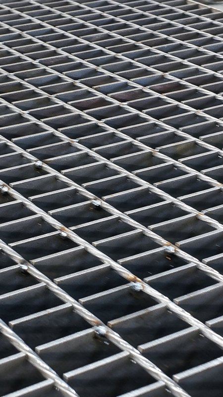 Grelhas de barras de aço galvanizadas a quente de 40 × 5 mm para plataformas industriais de acesso pesado