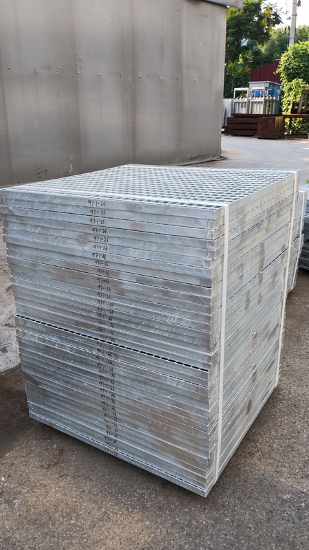Grelha de Aço com Travamento por Prensagem Galvanizada a Quente 25x3mm para Passarela Industrial