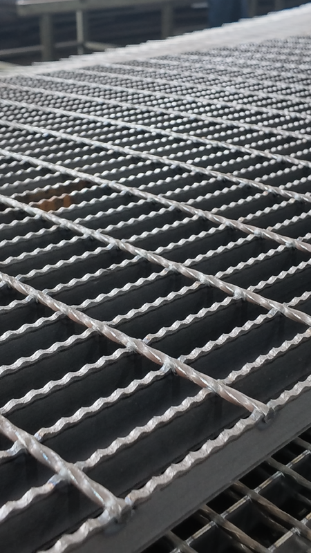 30 × 3 mm galvanização a quente grades de barras de aço serrilhadas para passadeira antiderrapante e piso de escada