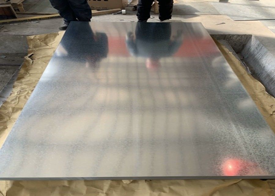 Chapa de aço galvanizado a quente Z275 de 0,15–3,8 mm com brilho regular SGCC DX51D para aplicações em contentores e construção