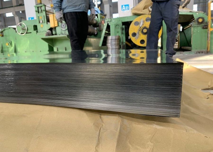 Chapa de aço galvanizado a quente Z275 de 0,15–3,8 mm com brilho regular SGCC DX51D para aplicações em contentores e construção