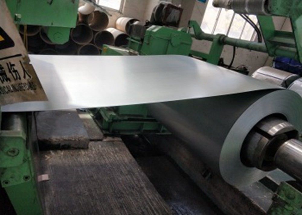 Bobina de Aço Galvanizado a Quente JIS G3302 com Brilho Normal Oleado com Largura de 35–1250mm para Painéis de Mobiliário e Processamento de Chapas